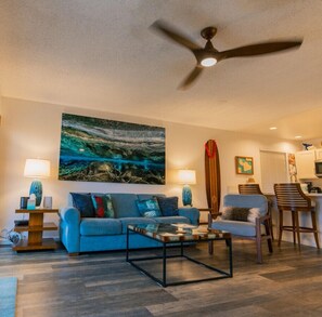 Een smart-tv, boeken en een stereo