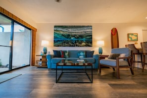 Smart TV, libros, estéreo