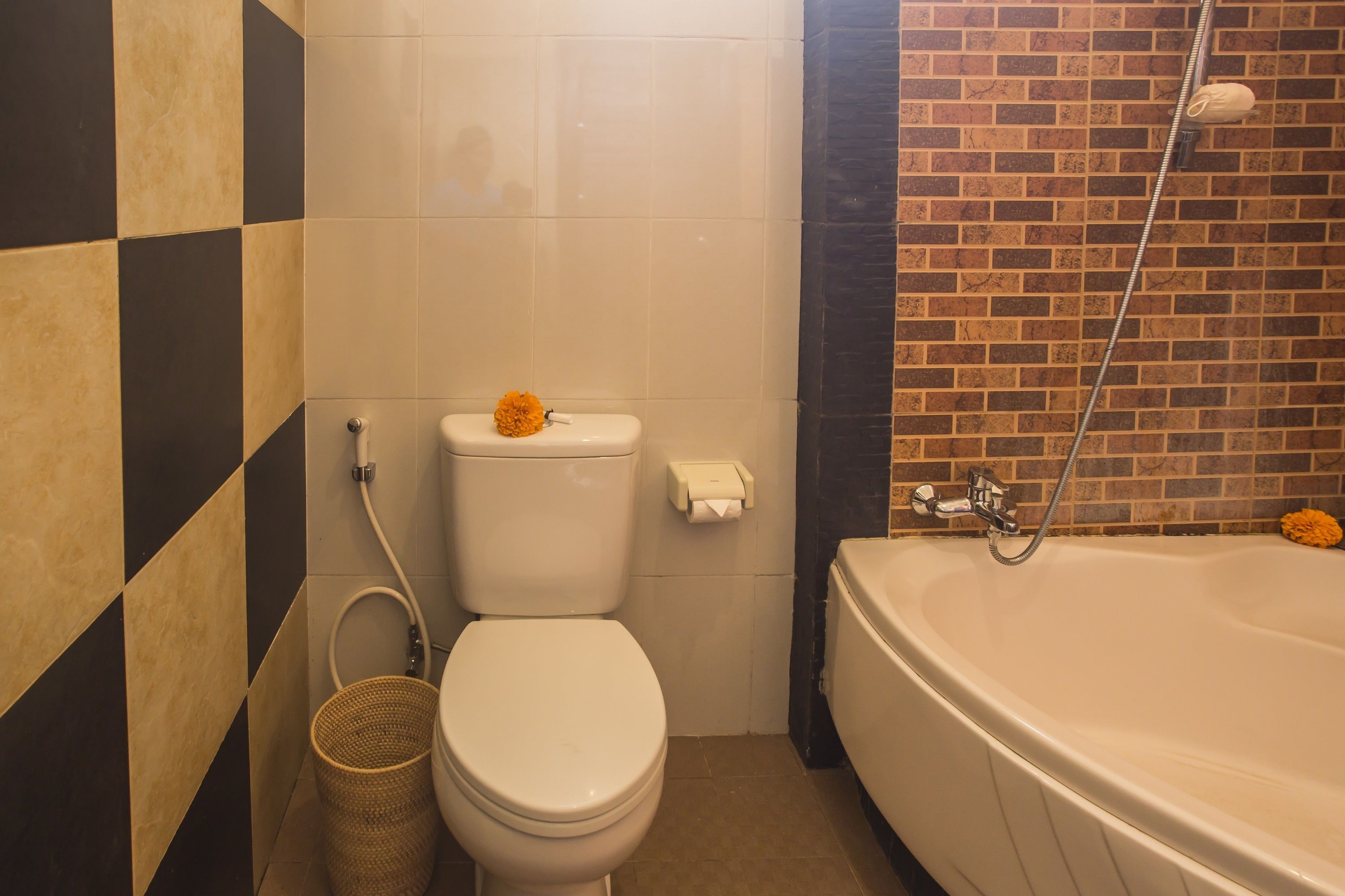 A bathroom with a toilet, a bidet, and a bathtub.