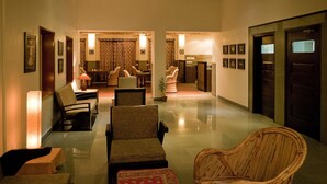 Lobby-lounge