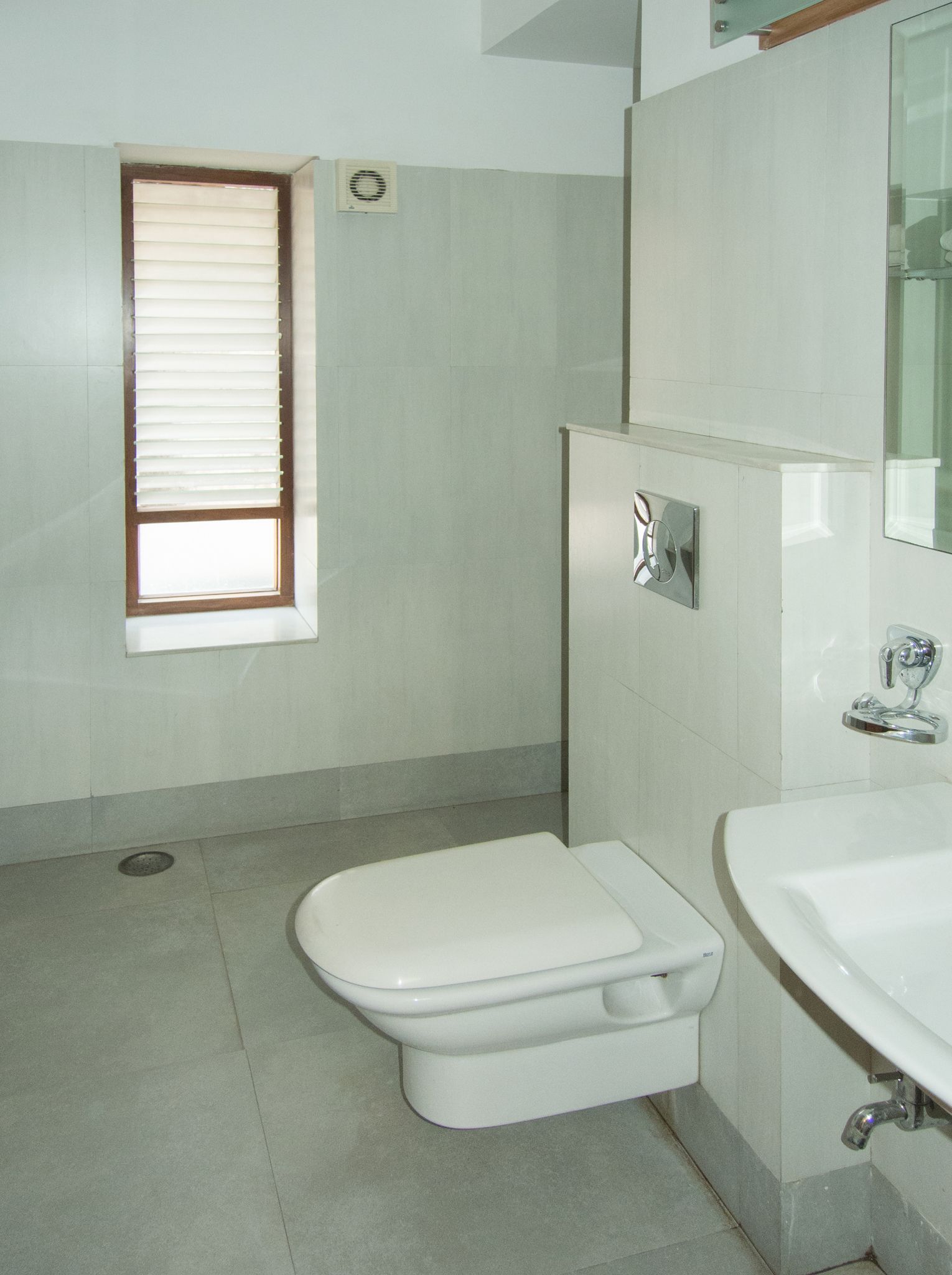 Standard Double Room | Bathroom | Shower, free toiletries, towels