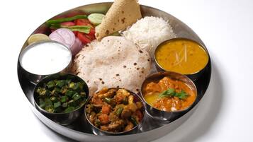 Un repas traditionnel indien composé de riz, de curry et de divers plats à base de légumes.