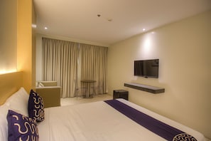 Habitación doble estándar | Caja de seguridad en la habitación y cortinas blackout 