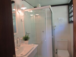 Een douche, een haardroger, handdoeken