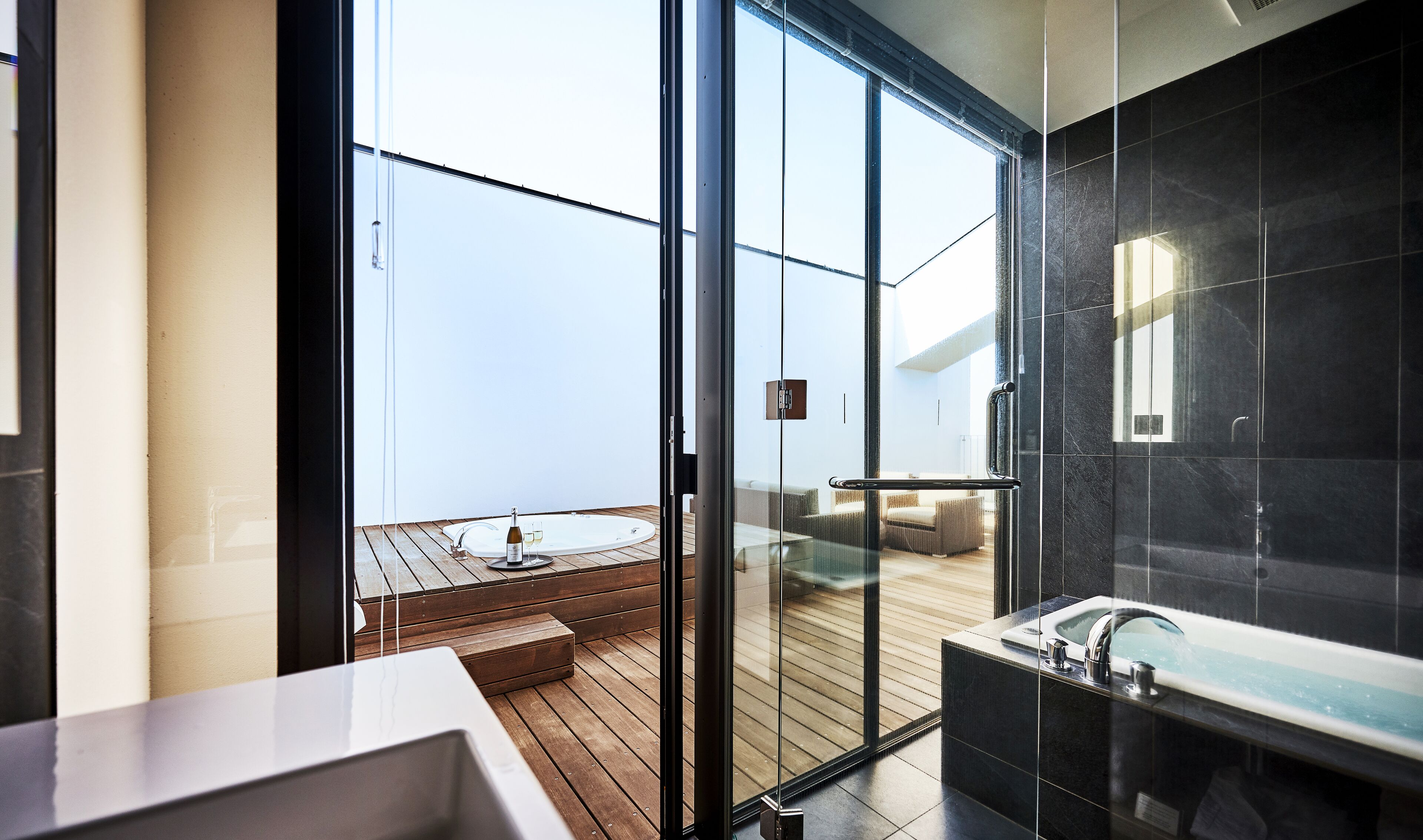 deluxe twin room, jetted tub | premium bedding, in-room safe, desk, free wifi