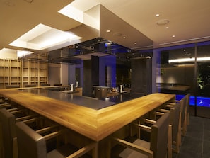 2 restaurants servant le déjeuner et le dßner