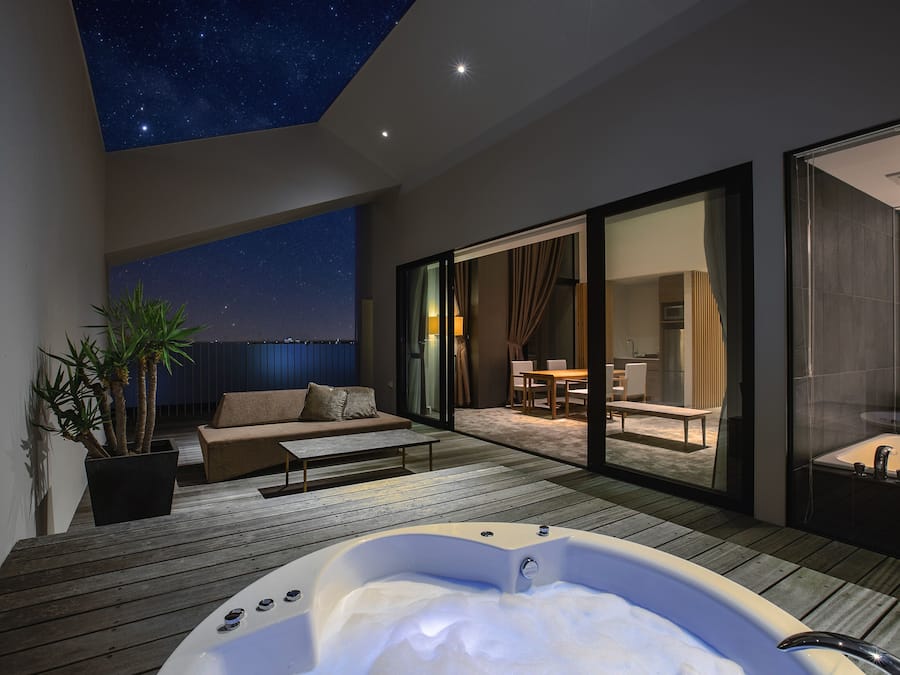 Quarto duplo luxo, banheira de hidromassagem | Roupas de cama premium, cofres nos quartos, escrivaninha