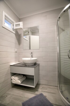 Douche, articles de toilette (gratuits), séchoir à cheveux, pantoufles