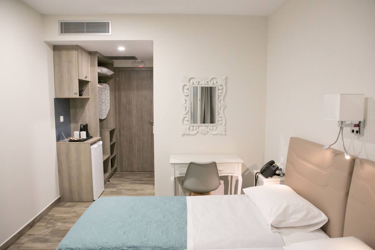 Minibar, brankas, kedap suara, dan setrika/meja setrika