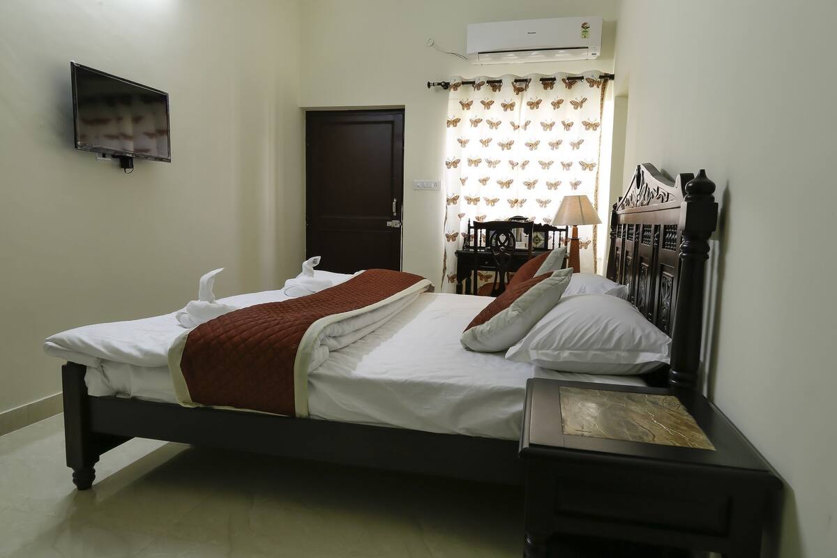 Iron/ironing board, rollaway beds, free WiFi, bed sheets