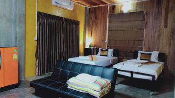 Hochwertige Bettwaren, Schreibtisch, Verdunkelungsvorhänge