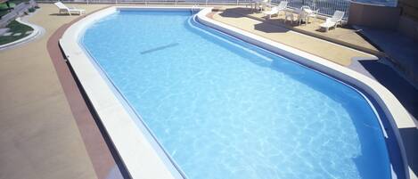 En säsongsöppen utomhuspool