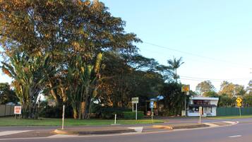 Vista de la calle con un restaurante llamado "R. D. Bean's" y un letrero que dice "Caravan Park".