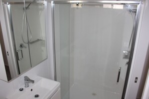Baita, 1 letto queen, non fumatori | Bagno | Doccia, soffione a pioggia, asciugamani