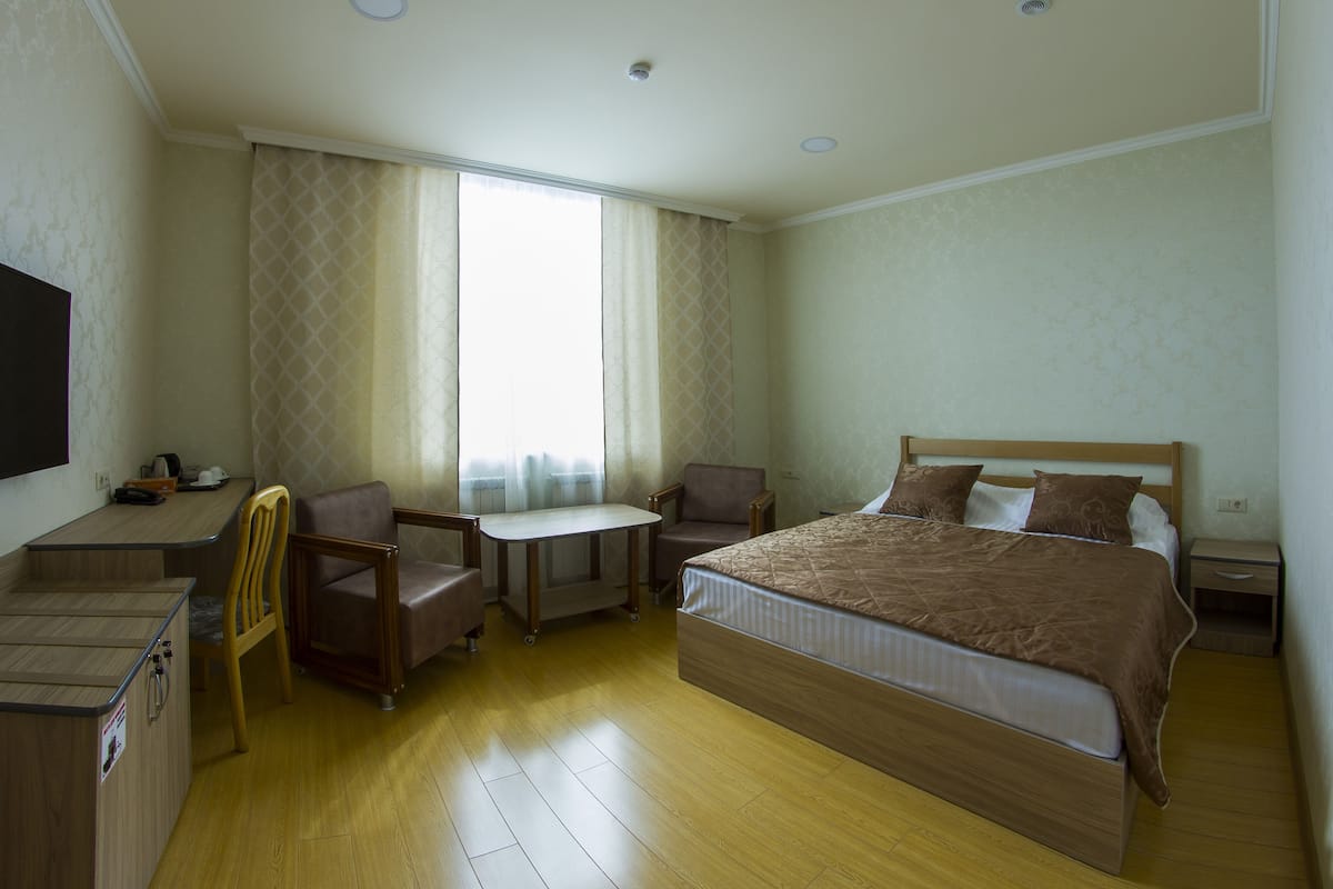 Standard Twin Room, Non Smoking | Ruang tamu | 43 inci sebuah televisyen pintar dengan satelit, TV