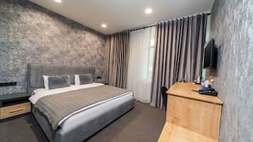 1 bedroom, Egyptian cotton sheets, premium bedding, in-room safe