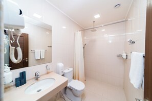 Perlengkapan mandi gratis, pengering rambut, sandal, dan handuk