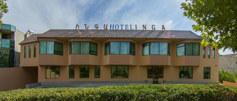 Vista frontal de la propiedad