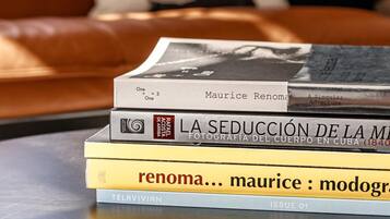Una pila di libri su un tavolino rotondo.