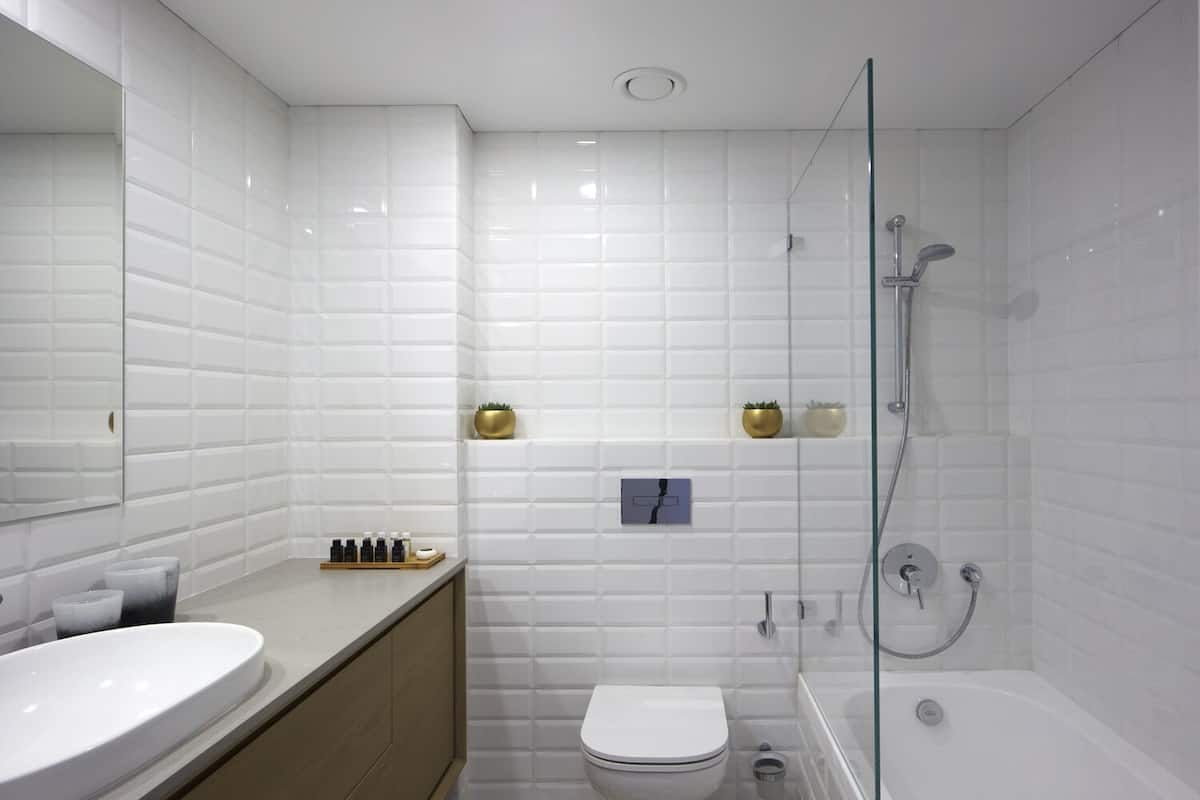 apartment, 2 bedrooms, balcony | bathroom | rainfall showerhead, free toiletries, hair dryer, bathrobes