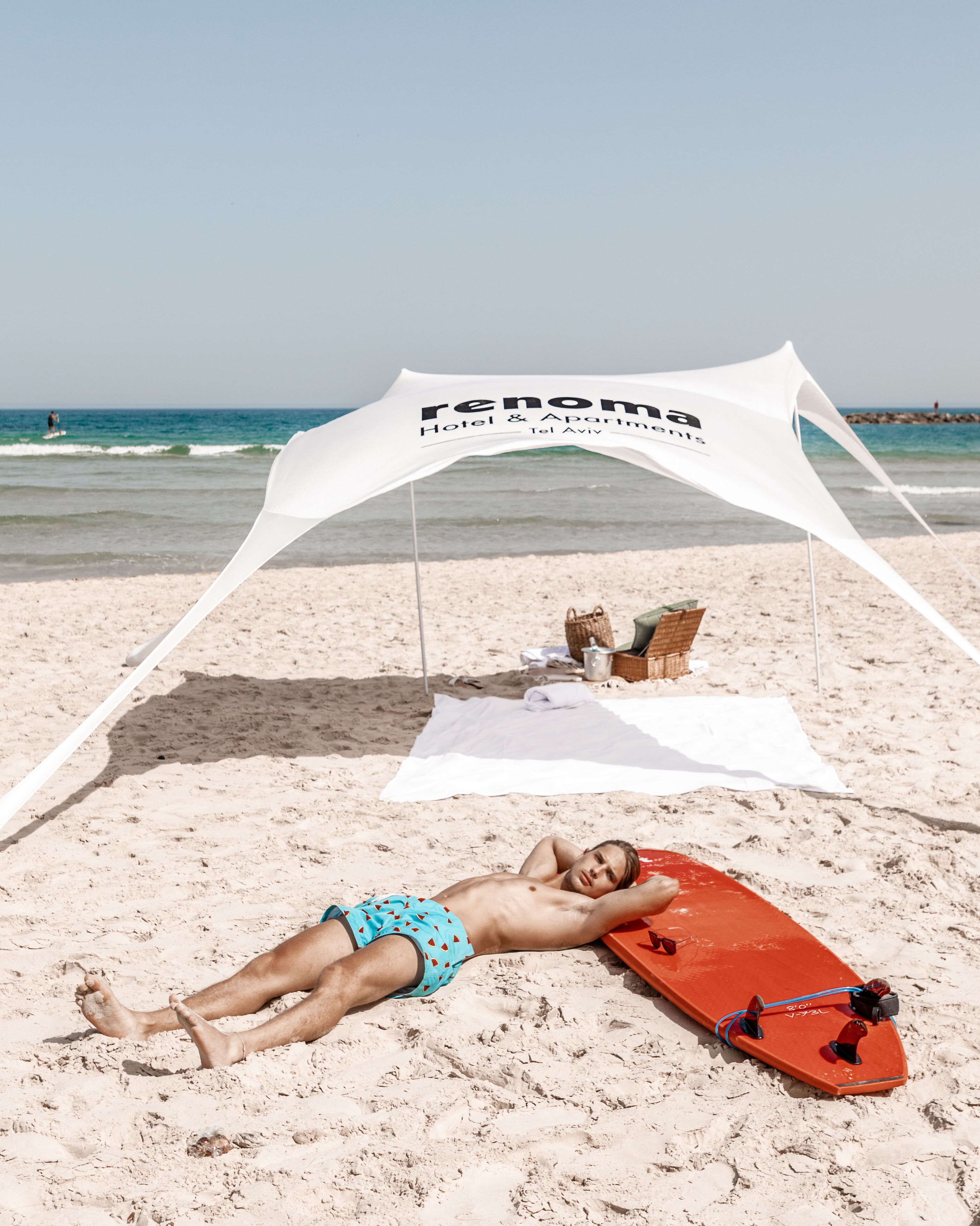 beach nearby, white sand, beach towels