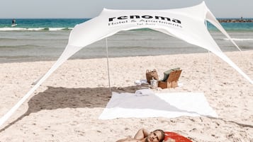 Beach nearby, white sand, beach towels