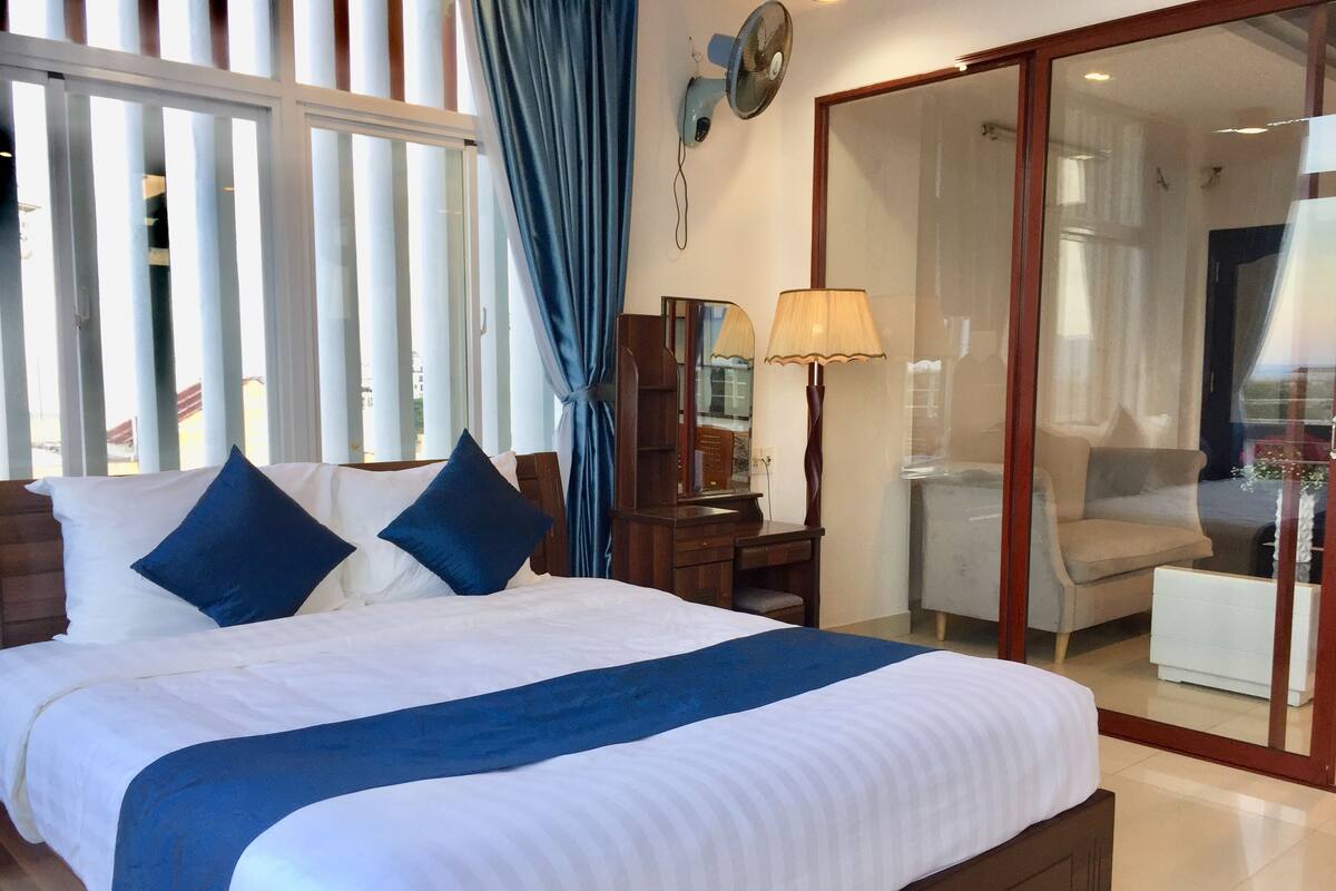 Phòng Suite có tầm nhìn toàn cảnh, quang cảnh một góc biển | 1 phòng ngủ, minibar, bàn, khu vực làm việc phù hợp cho laptop
