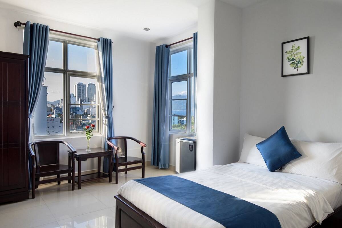 Phòng 2 giường đơn Deluxe, quang cảnh thành phố | 1 phòng ngủ, minibar, bàn, khu vực làm việc phù hợp cho laptop