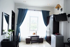 スーペリア ダブルルーム シティビュー | リビング エリア | 23 インチの薄型テレビ (ケーブル放送視聴可)、テレビ