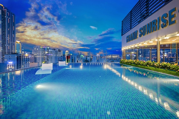 Hồ bơi ngoài trời, ghế dài tắm nắng