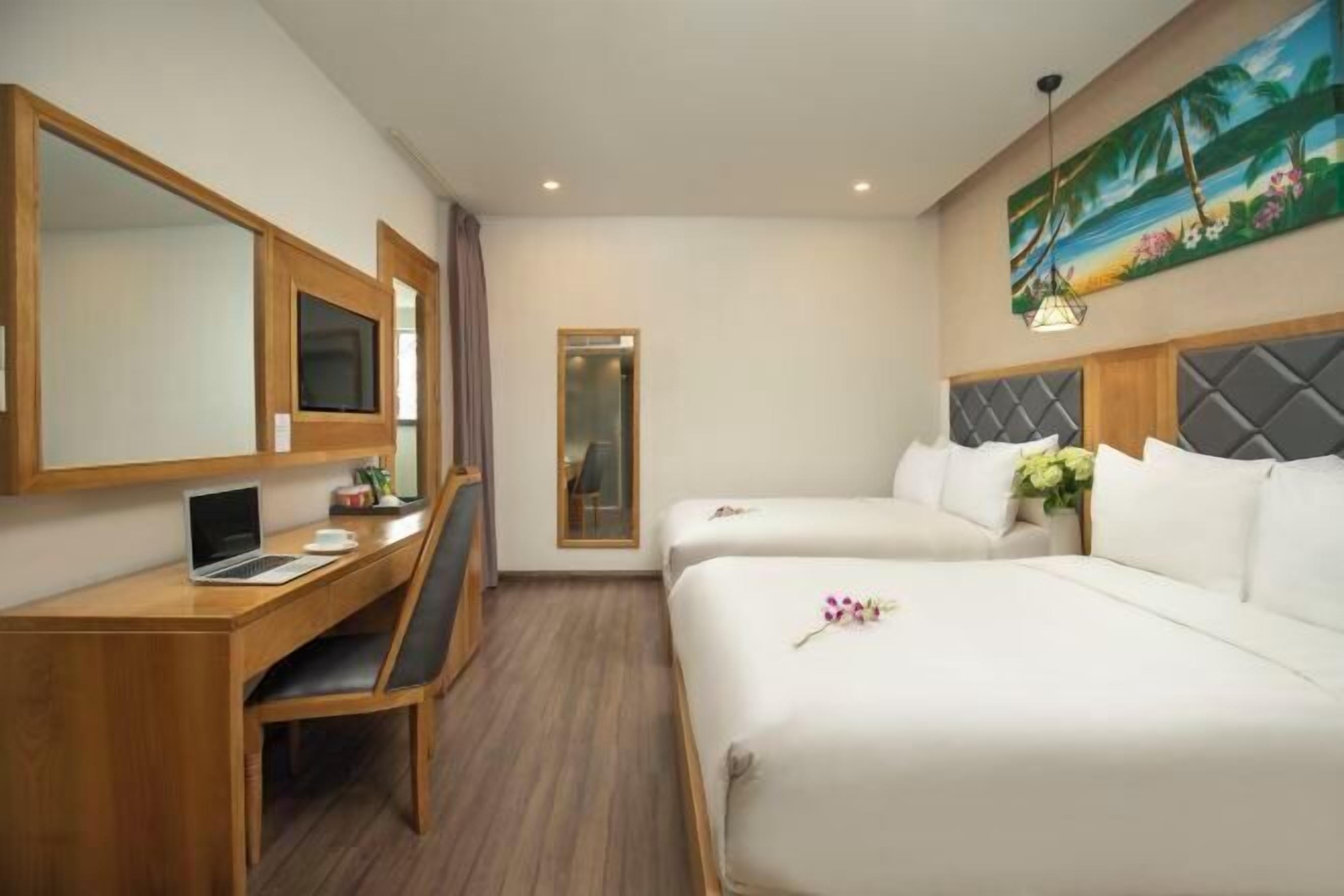 Bộ đồ giường cao cấp, minibar, két bảo mật tại phòng, bàn 