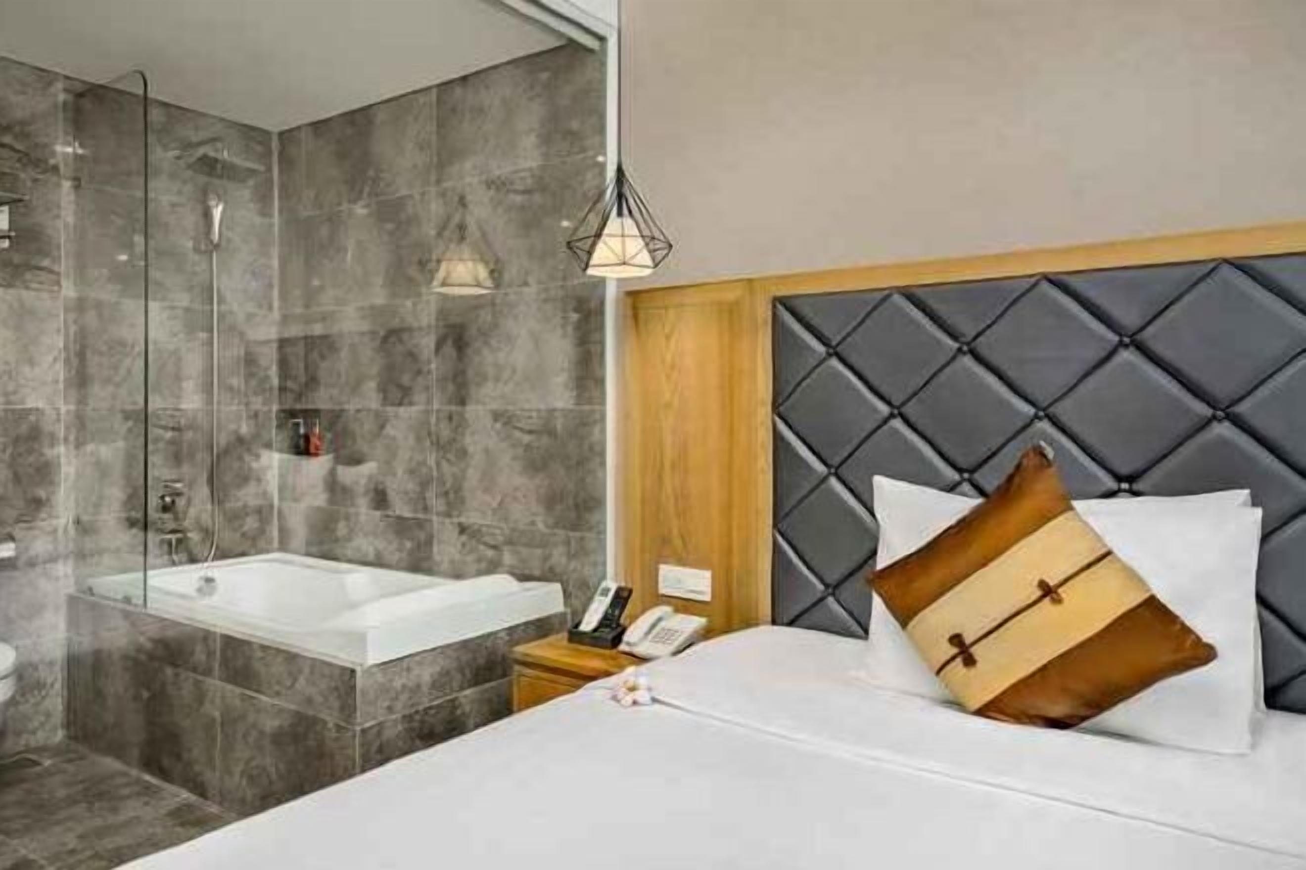 Phòng tắm | Vòi sen phun mưa, đồ dùng nhà tắm miễn phí, máy sấy tóc 