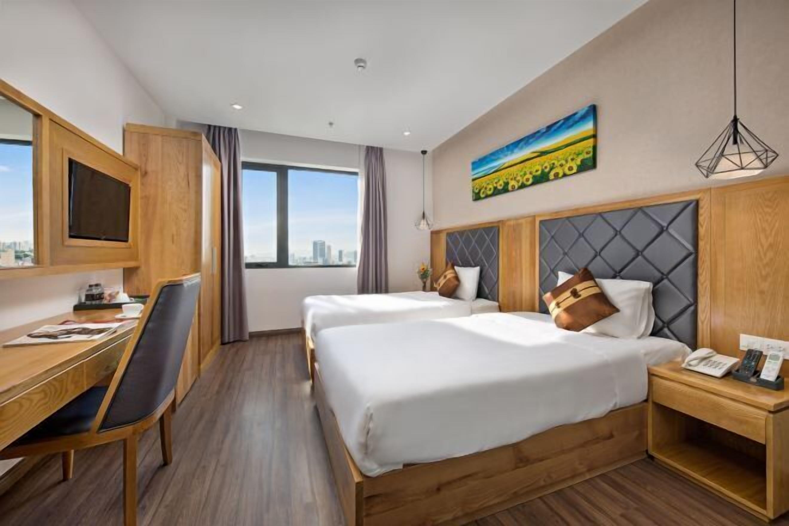 Bộ đồ giường cao cấp, minibar, két bảo mật tại phòng, bàn 