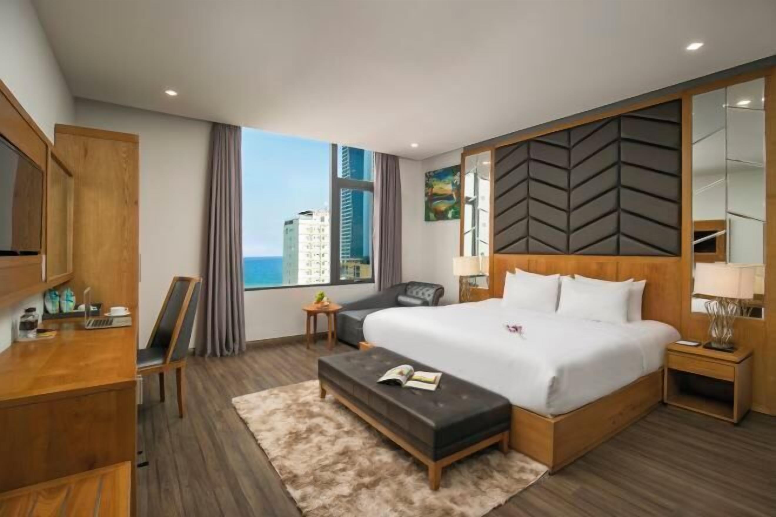 Bộ đồ giường cao cấp, minibar, két bảo mật tại phòng, bàn 