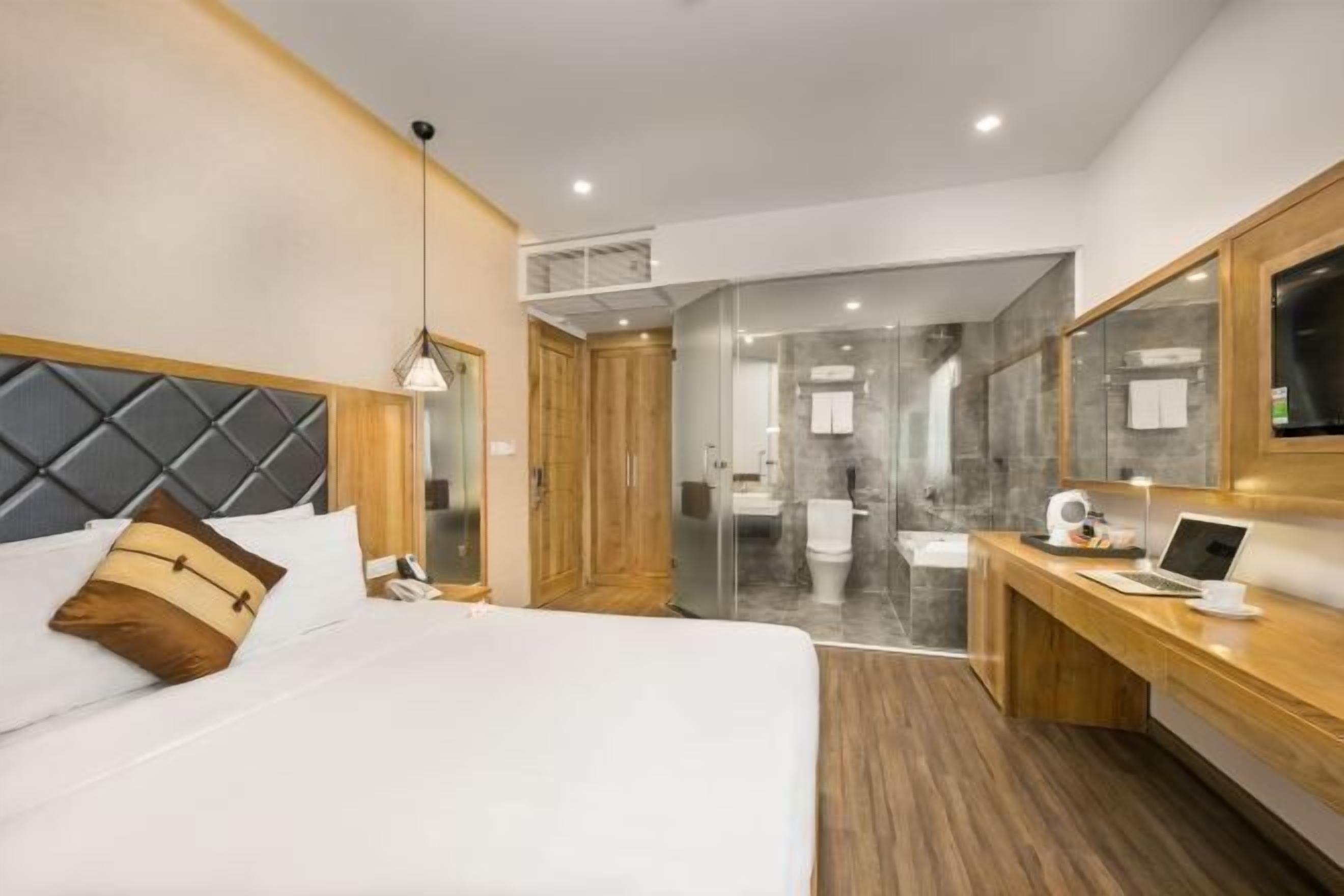 Bộ đồ giường cao cấp, minibar, két bảo mật tại phòng, bàn 