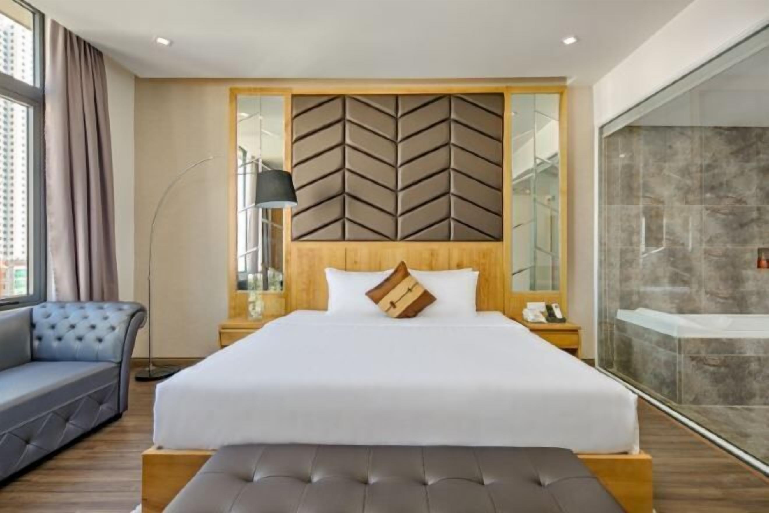 Bộ đồ giường cao cấp, minibar, két bảo mật tại phòng, bàn 
