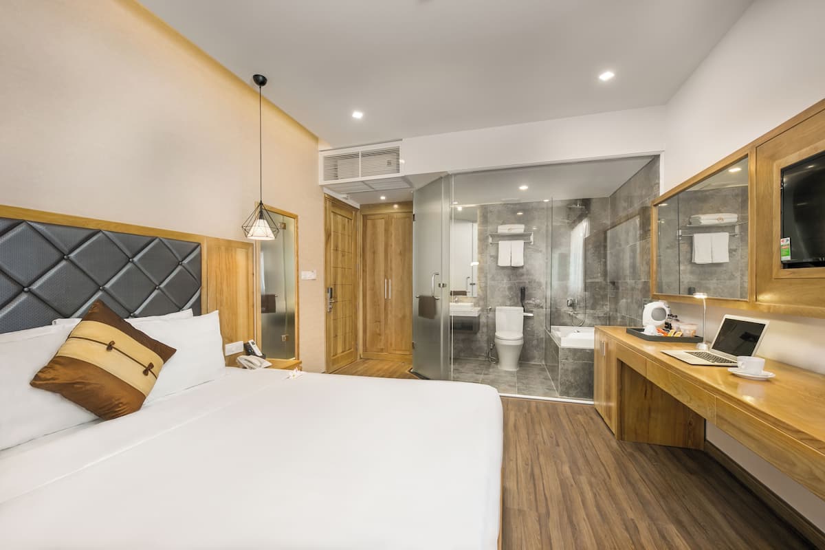 1 bedroom, premium bedding, minibar, in-room safe
