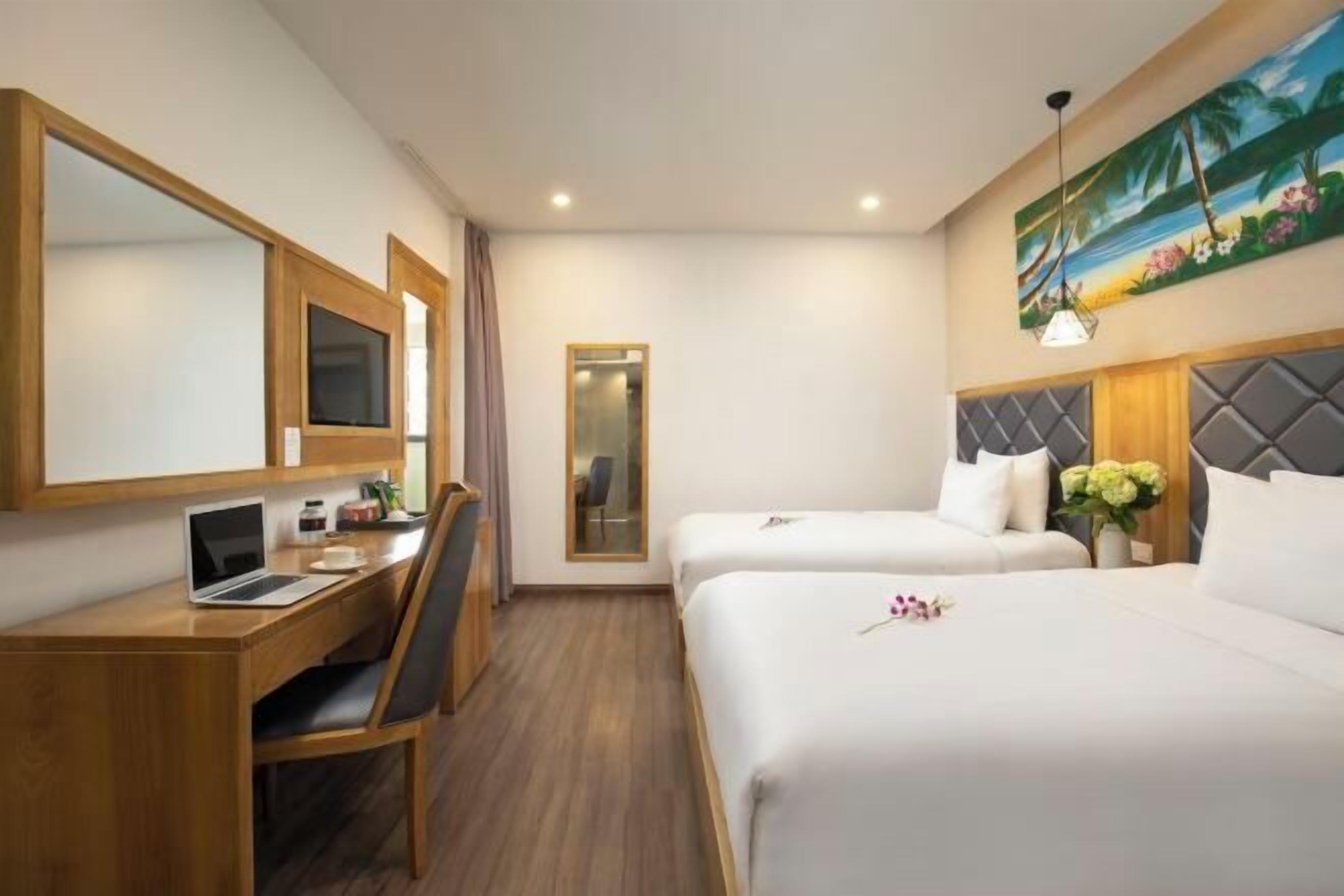 Bộ đồ giường cao cấp, minibar, két bảo mật tại phòng, bàn 