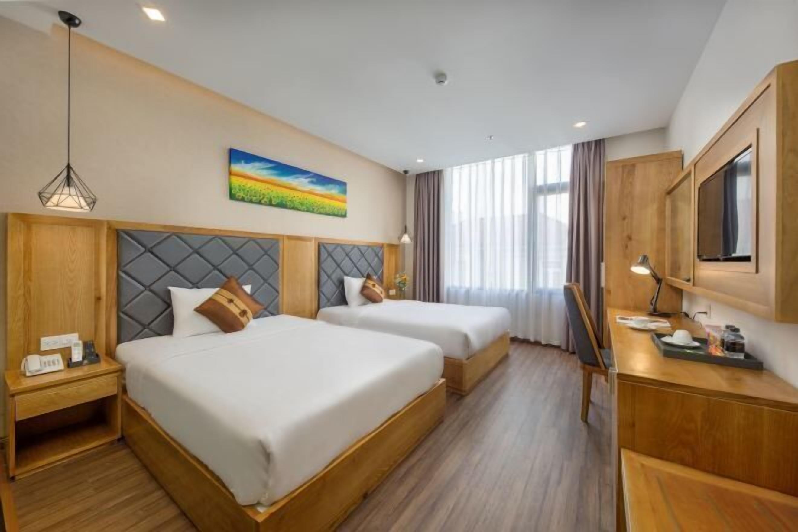 Bộ đồ giường cao cấp, minibar, két bảo mật tại phòng, bàn 