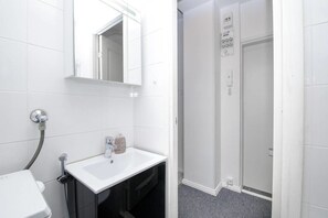 Comfort-Studio, 1 Queen-Bett, Nichtraucher | Badezimmer | Kostenlose Toilettenartikel, Haartrockner, Bidet, Handtücher