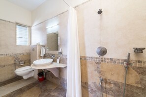 Shower, free toiletries