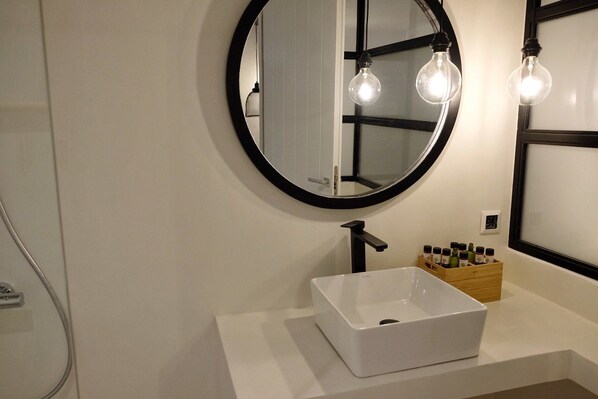 奢华公寓, 多张床, 无烟房 | 浴室 | 淋浴设施、免费洗浴用品、吹风机、拖鞋