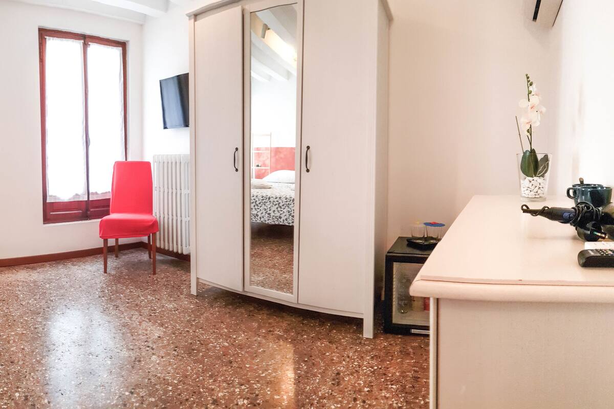 Habitación básica doble, baño privado | Edredones de plumas, wifi gratis, ropa de cama