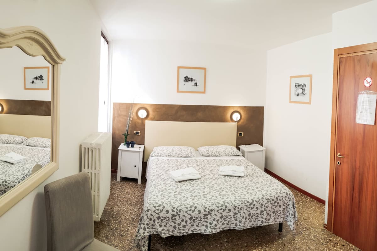 Habitación estándar doble, baño privado | Edredones de plumas, wifi gratis, ropa de cama