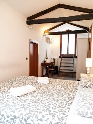 ألحفة محشوة بالريش وواي فاي مجانًا وملاءات أسرّة