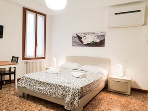 ألحفة محشوة بالريش وواي فاي مجانًا وملاءات أسرّة