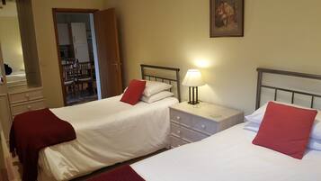 Cottage 1, 2 Bedrooms | Iron/ironing board, free WiFi, bed sheets
