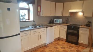 Cottage 4, 3 Bedrooms | Private kitchen | Full-size fridge, microwave, oven, stovetop