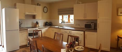 Casa de campo, 2 habitaciones (1) | Cocina privada | Refrigerador con congelador, microondas, horno y parrilla de estufa