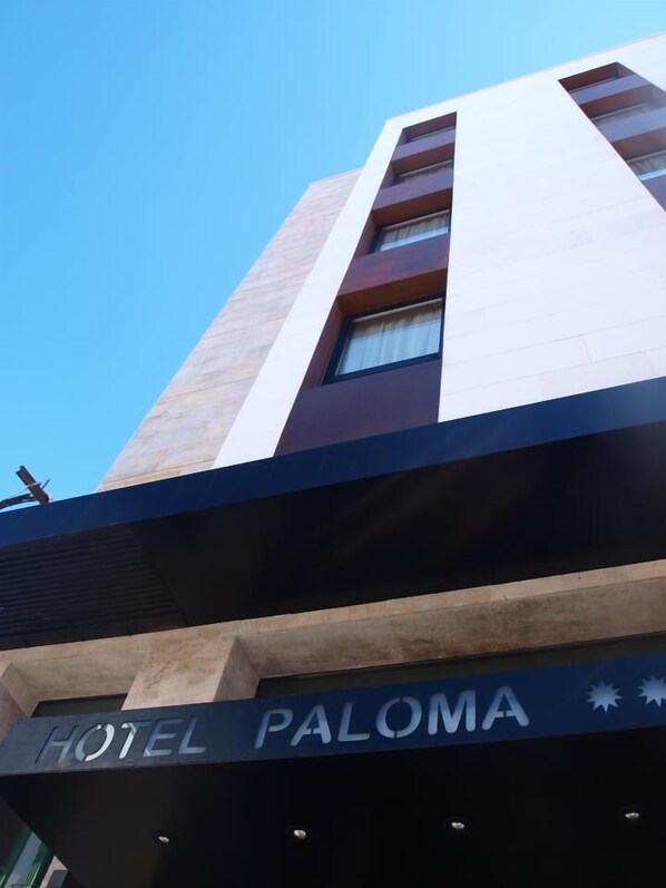 A modern hotel building with a sign reading "HOTEL PALOMA". - Hotel Paloma (Tomelloso)